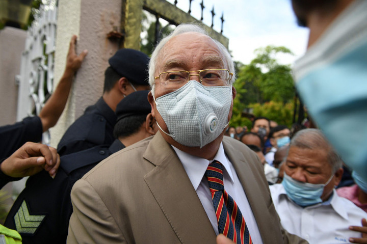Najib Razak akan menjalani sidang vonis terkait kasus penyalahgunaan kekuasaan dan penggunaan uang secara ilegal berjumlah RM42 juta (sekitar Rp143 miliar) dari sebuah perusahaan di bawah 1MDB, yaitu SRC International Sdn Bhd.