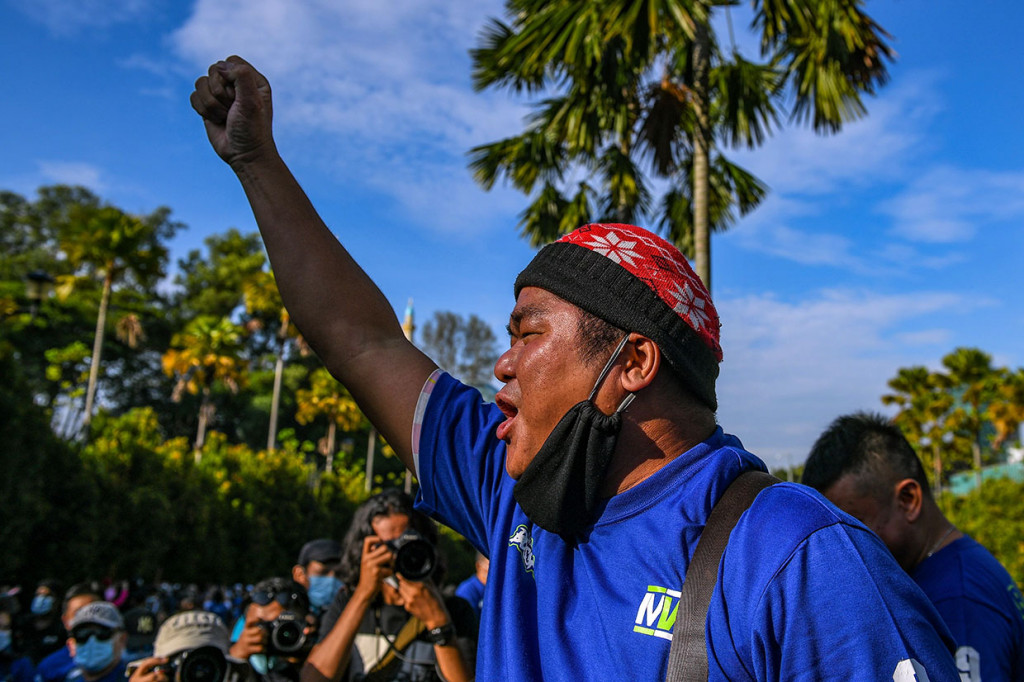Sejumlah pejabat UMNO turut hadir di pengadilan di antaranya Presiden UMNO dan anggota parlemen Datuk Seri Ahmad Zahid Hamidi, Wakil Presiden UMNO Datuk Seri Mohamad Hasan, Sekjen UMNO Datuk Seri Ahmad Maslan dan mantan Menteri Besar Terengganu Datuk Seri Ahmad Razif Abdul Rahman.