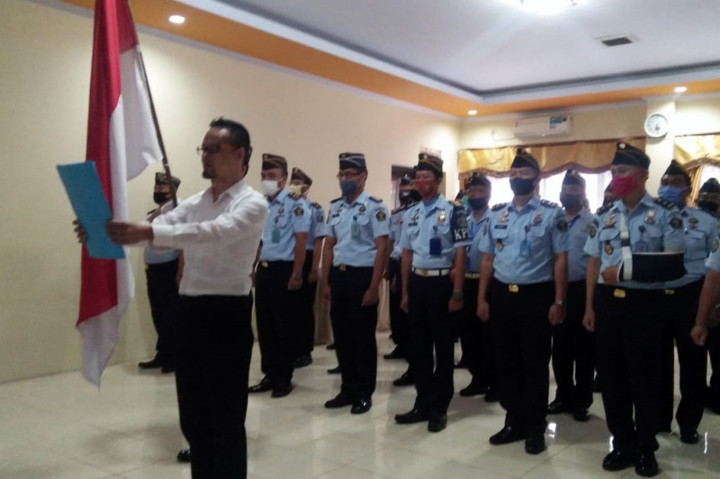 Seorang narapidana teroris Jaringan Asharut Daulah (JAD) Islamic State Of Iraq and Suriah (ISIS) bernama Deni Buldan Anwari melakukan ikrar setia kepada Negara Kesatuan Republik Indonesia (NKRI). Ikrar setia tersebut dilakukan di dalam Lembaga Pemasyarakatan Kelas II B Tasikmalaya, Jawa Barat, Selasa, 28 Juli 2020.