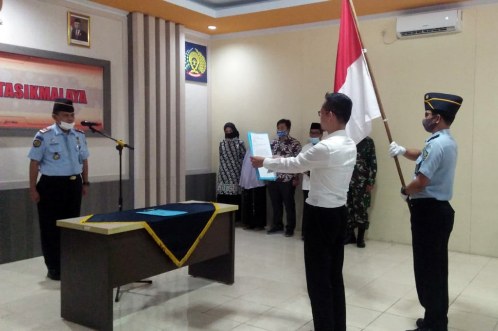 Seorang narapidana teroris Jaringan Asharut Daulah (JAD) Islamic State Of Iraq and Suriah (ISIS) bernama Deni Buldan Anwari melakukan ikrar setia kepada Negara Kesatuan Republik Indonesia (NKRI). Ikrar setia tersebut dilakukan di dalam Lembaga Pemasyarakatan Kelas II B Tasikmalaya, Jawa Barat, Selasa, 28 Juli 2020.