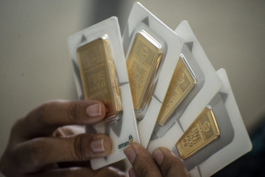 Kontrak harga emas untuk pengiriman Agustus di divisi COMEX New York Mercantile Exchange, menembus level psikologis USD1.900, melonjak USD33,5 atau 1,77 persen, yang ditutup pada USD1.931 per ounce pada Senin.