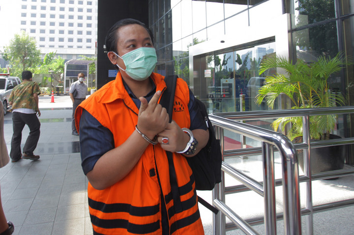 Sebelumnya, Ulum dalam persidangan menyebut ada aliran suap yang diterima mantan Jaksa Agung Muda Pidana Khusus (Jampidsus) Kejaksaan Agung, Adi Toegarisman untuk mengamankan sebuah perkara yang melibatkan Kemenpora.  ANTARA FOTO/Reno Esnir 