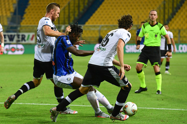 Laga kedua tim relatif imbang di awal pertandingan. Beberapa kali pemain kedua kesebelasan memiliki peluang untuk mencetak gol, namun belum membuahkan hasil. 