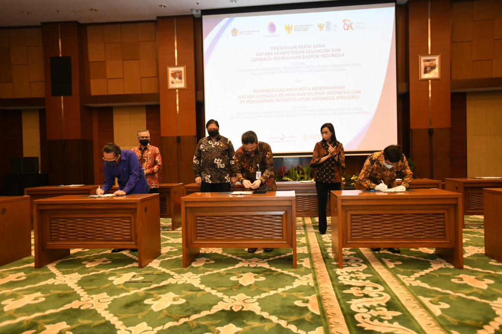 Pemerintah memberikan penjaminan terhadap kredit modal kerja bagi pelaku usaha korporasi dalam rangka pemulihan ekonomi nasional. Total kredit modal kerja yang dijamin melalui Lembaga Pembiayaan Ekspor Indonesia (LPEI) atau Indonesia Eximbank mencapai Rp100 triliun.