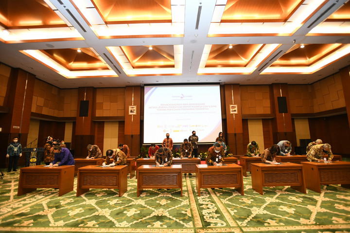 Penandatanganan Nota Kesepahaman antara LPEI dan Perbankan tentang Penyediaan Penjaminan Pemerintah untuk Pelaku Usaha Korporasi dalam rangka Pemulihan Ekonomi Nasional.
