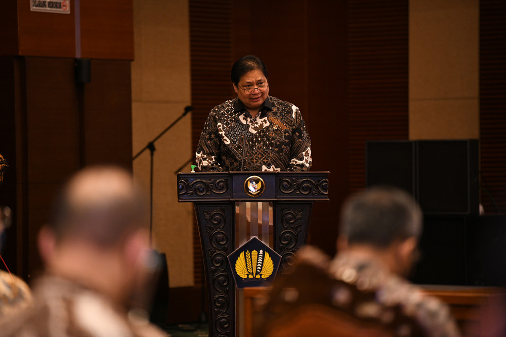 Menteri Perekonomian Airlangga Hartarto memberikan sambutan dalam penandatanganan perjanjian kerja sama untuk program penjaminan pemerintah kepada korporasi padat karya di Kementerian Keuangan, Jakarta.