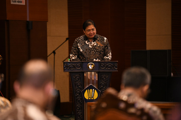 Menteri Perekonomian Airlangga Hartarto memberikan sambutan dalam penandatanganan perjanjian kerja sama untuk program penjaminan pemerintah kepada korporasi padat karya di Kementerian Keuangan, Jakarta.