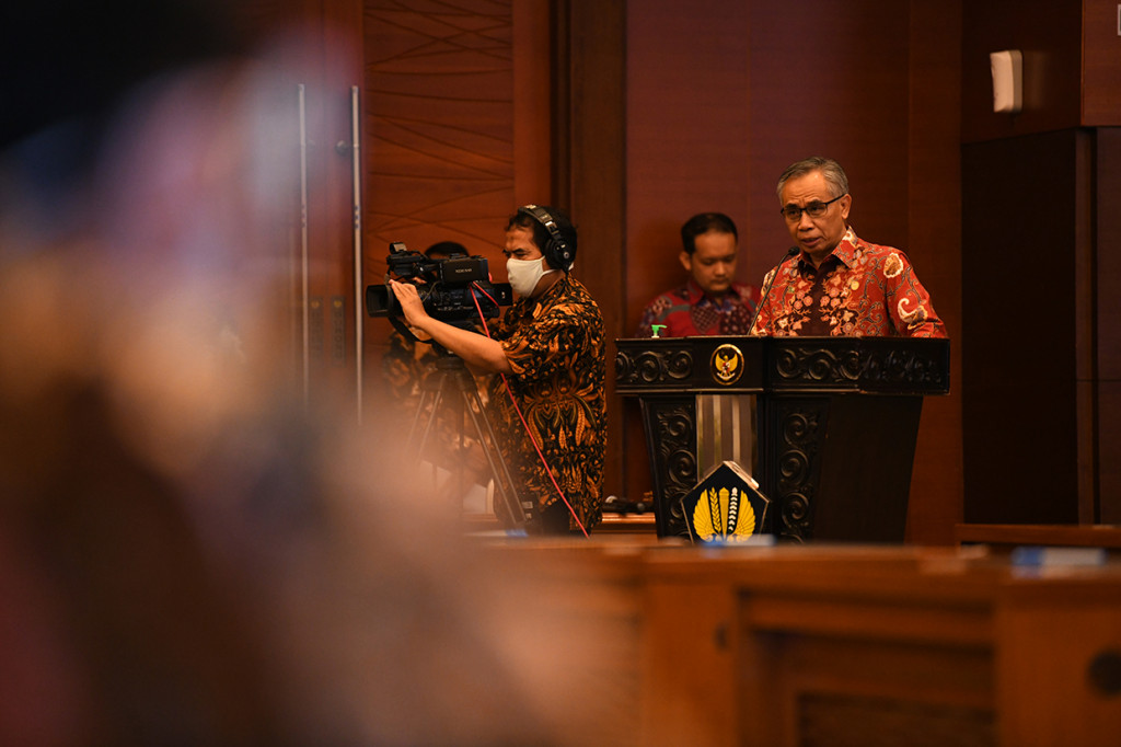 Ketua Dewan Komisioner OJK Wimboh Santoso memberikan sambutan dalam penandatanganan perjanjian kerja sama untuk program penjaminan pemerintah kepada korporasi padat karya di Kementerian Keuangan, Jakarta.
