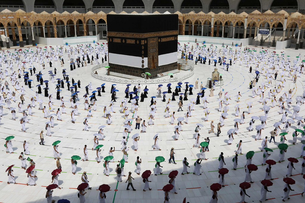Jemaah melakukan Tawaf Qudum atau tawaf 'selamat datang' yang dilakukan ketika baru sampai di Mekah, Rabu, 29 Juli 2020.
