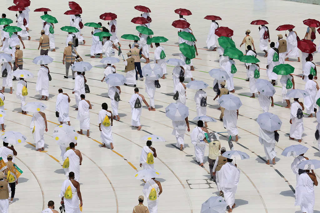 Petugas telah membuat garis lingkaran di seputar Ka'bah dan mengatur jemaah untuk menjaga jarak dan mewajibkan mereka mengenakan masker dan membawa hand sanitizer.