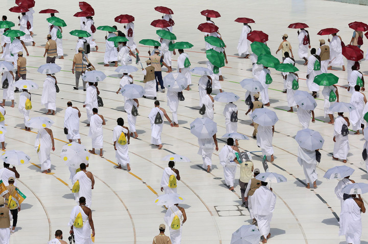 Petugas telah membuat garis lingkaran di seputar Ka'bah dan mengatur jemaah untuk menjaga jarak dan mewajibkan mereka mengenakan masker dan membawa hand sanitizer.