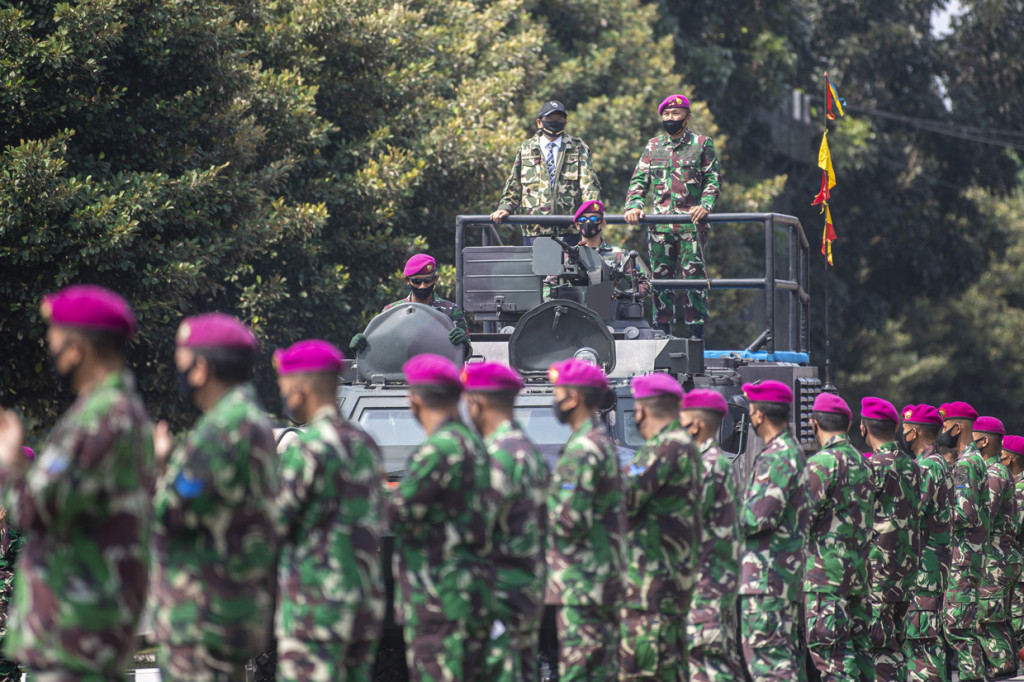 Menko Polhukam Mohammad Mahfud MD (kiri atas) didampingi Komandan Korps Marinir (Dankormar) Mayor Jenderal TNI (Mar) Suhartono (kanan atas) menaiki kendaraan tempur Marinir jenis LVT 7 saat kunjungan kerja ke Mako Korps Marinir, Cilandak, Jakarta.