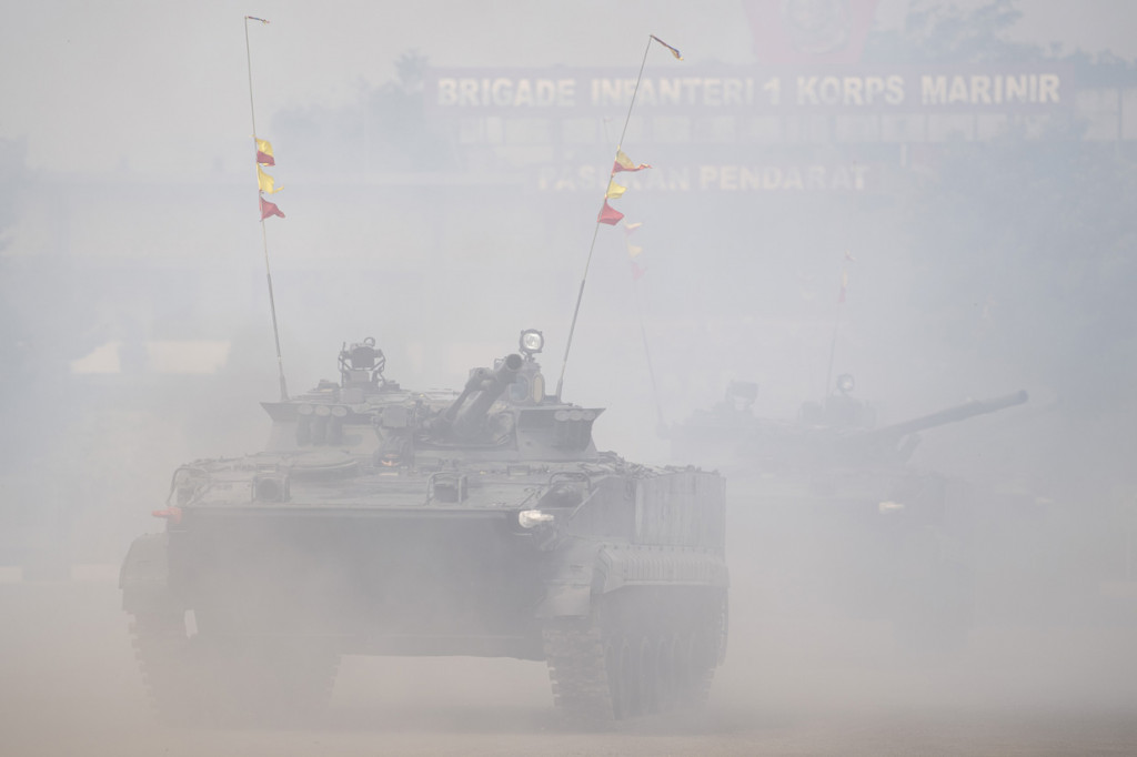 Sejumlah kendaraan tempur Korps Marinir melakukan defile saat menerima kunjungan kerja Menko Polhukam Mohammad Mahfud MD di Mako Korps Marinir, Cilandak, Jakarta.