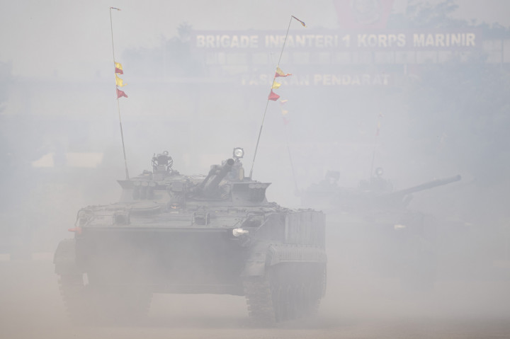 Sejumlah kendaraan tempur Korps Marinir melakukan defile saat menerima kunjungan kerja Menko Polhukam Mohammad Mahfud MD di Mako Korps Marinir, Cilandak, Jakarta.