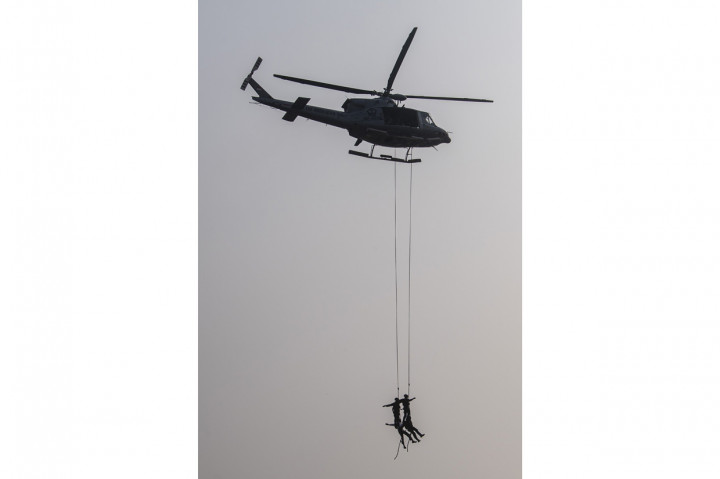 Prajurit Detasemen Jala Mangkara (Denjaka) melakukan demonstrasi kemampuan 