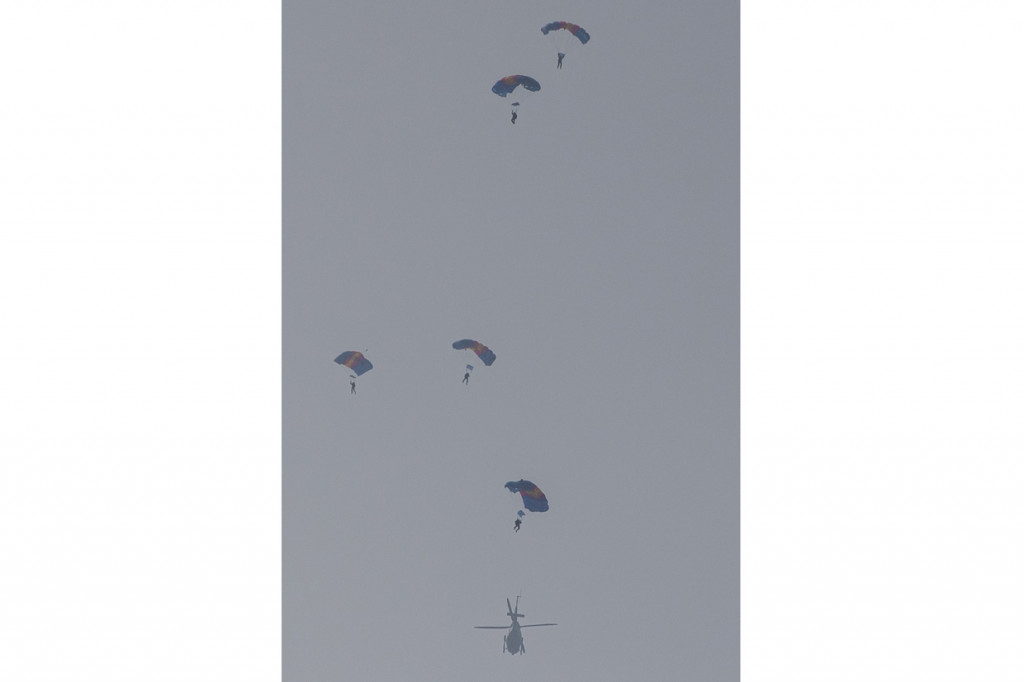 Prajurit Detasemen Jala Mangkara (Denjaka) melakukan demonstrasi kemampuan terjun bebas (free fall) saat menerima kunjungan kerja Menko Polhukam Mohammad Mahfud MD di Mako Korps Marinir, Cilandak, Jakarta.