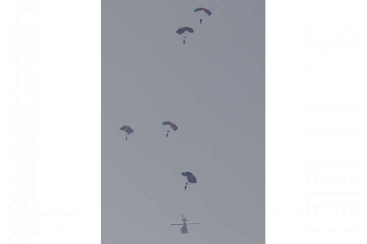 Prajurit Detasemen Jala Mangkara (Denjaka) melakukan demonstrasi kemampuan terjun bebas (free fall) saat menerima kunjungan kerja Menko Polhukam Mohammad Mahfud MD di Mako Korps Marinir, Cilandak, Jakarta.