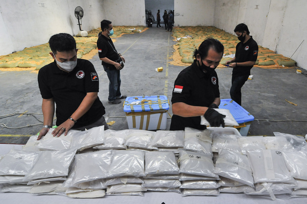 Penyelundupan sabu sebanyak 200 kg oleh jaringan internasional dari Myanmar tersebut bermodus menyembunyikan sabu dalam karung berisi jagung yang tersebar di tiga wilayah Cikarang, Jakarta, dan Bangka Belitung.