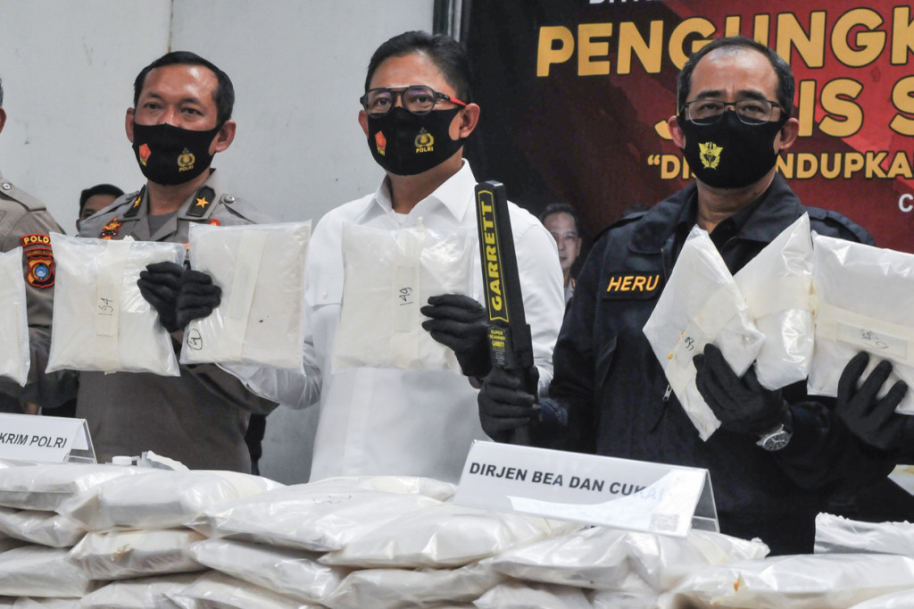 Wakil Kepala Bareskrim Polri Irjen Wahyu Hadiningrat (tengah) bersama Karopenmas Mabes Polri Kombes Pol Awi Setyono (kiri) dan Direktur Jenderal Bea dan Cukai Heru Pambudi menunjukkan barang bukti saat rilis kasus narkotika jenis sabu di Cikarang, Kabupaten Bekasi, Jawa Barat.