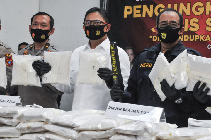 Wakil Kepala Bareskrim Polri Irjen Wahyu Hadiningrat (tengah) bersama Karopenmas Mabes Polri Kombes Pol Awi Setyono (kiri) dan Direktur Jenderal Bea dan Cukai Heru Pambudi menunjukkan barang bukti saat rilis kasus narkotika jenis sabu di Cikarang, Kabupaten Bekasi, Jawa Barat.