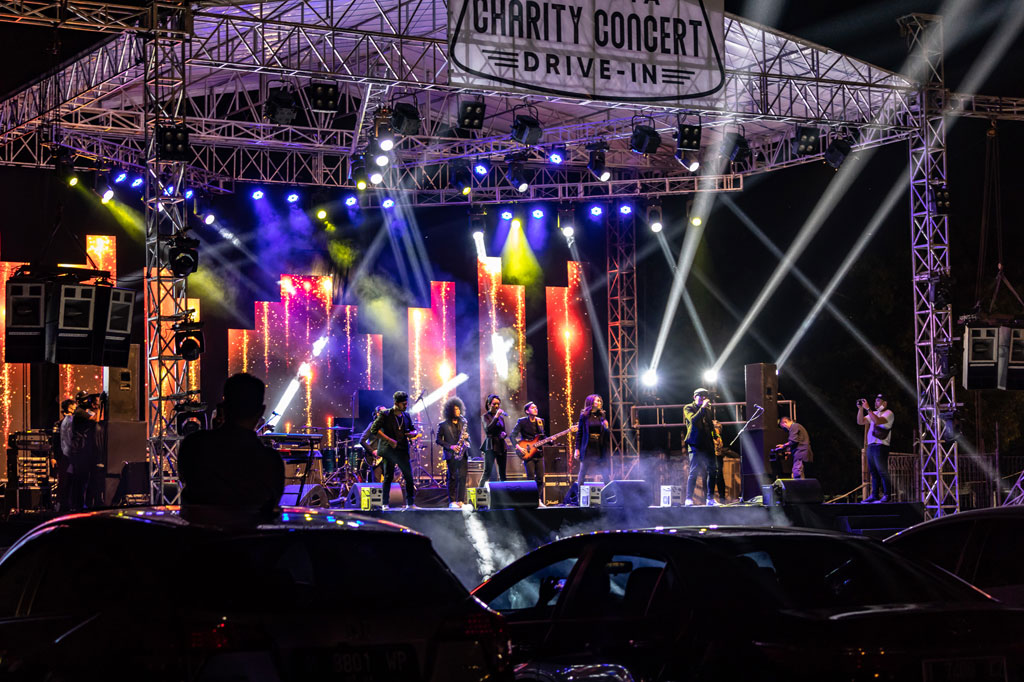 Konser musik di masa pandemi covid-19 tersebut diselenggarakan secara drive-in, dan penyelenggara mewajibkan penonton menyaksikannya dari dalam mobil sebagai protokol kesehatan.