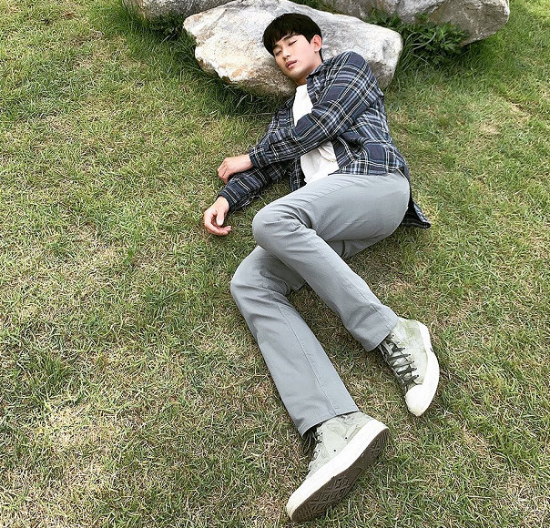 Pose tidur pun tetap membuat Kim Soo Hyun tampak keren dengan setelan casual kemeja flanel, kaos putih, celana jeans dan sneakers-nya.  (Foto: Dok. Instagram/@soohyun_k216)