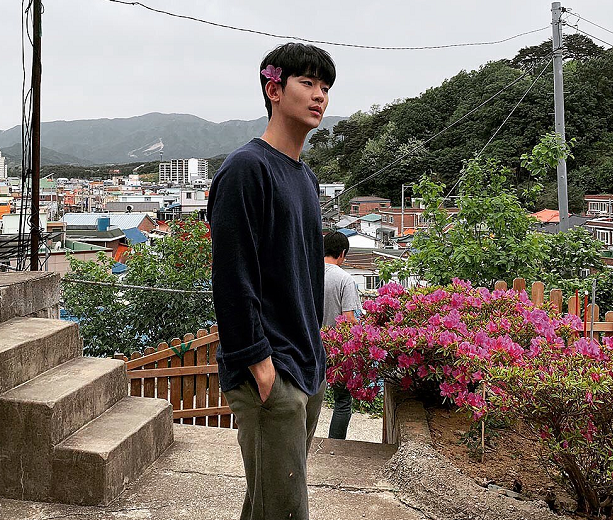 Keren ya, meski hanya mengenakan kaos lengan panjang berwarna navy.  (Foto: Dok. Instagram/@soohyun_k216)