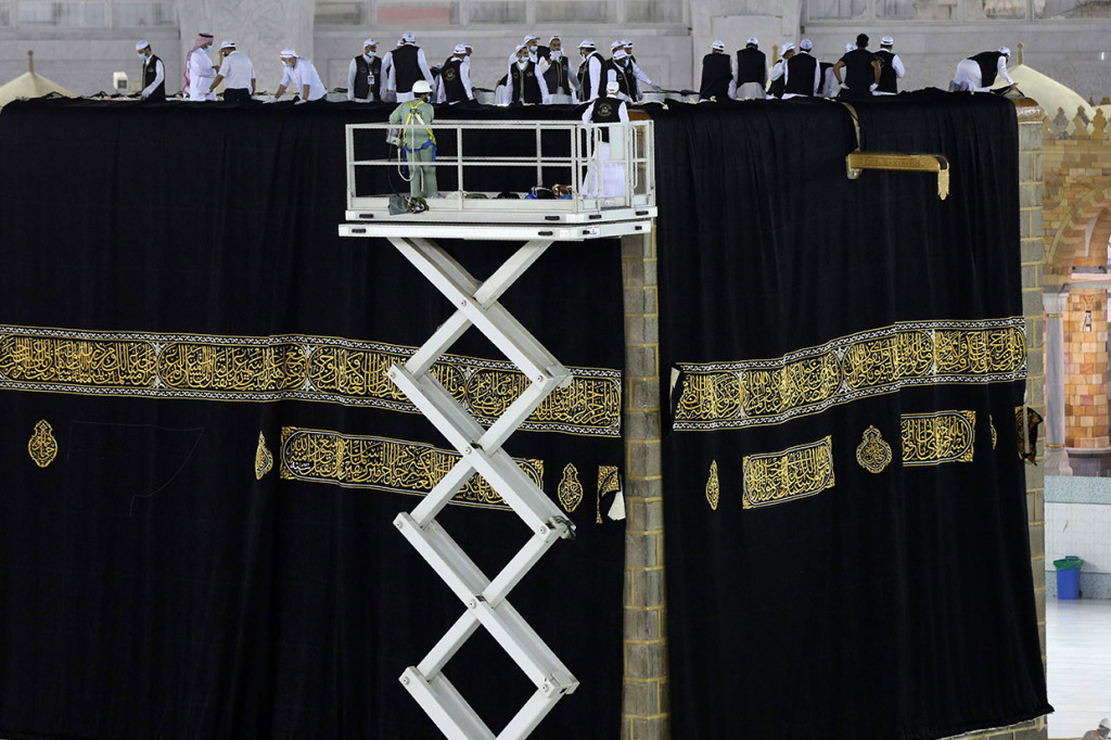 Menurut catatan sejarah, tradisi penggantian kiswah yang dilakukan setiap tahunnya sudah ada sejak masa Khalifah Al-Mahdi yang merupakan penguasa Dinasti Abbasiyah IV. 