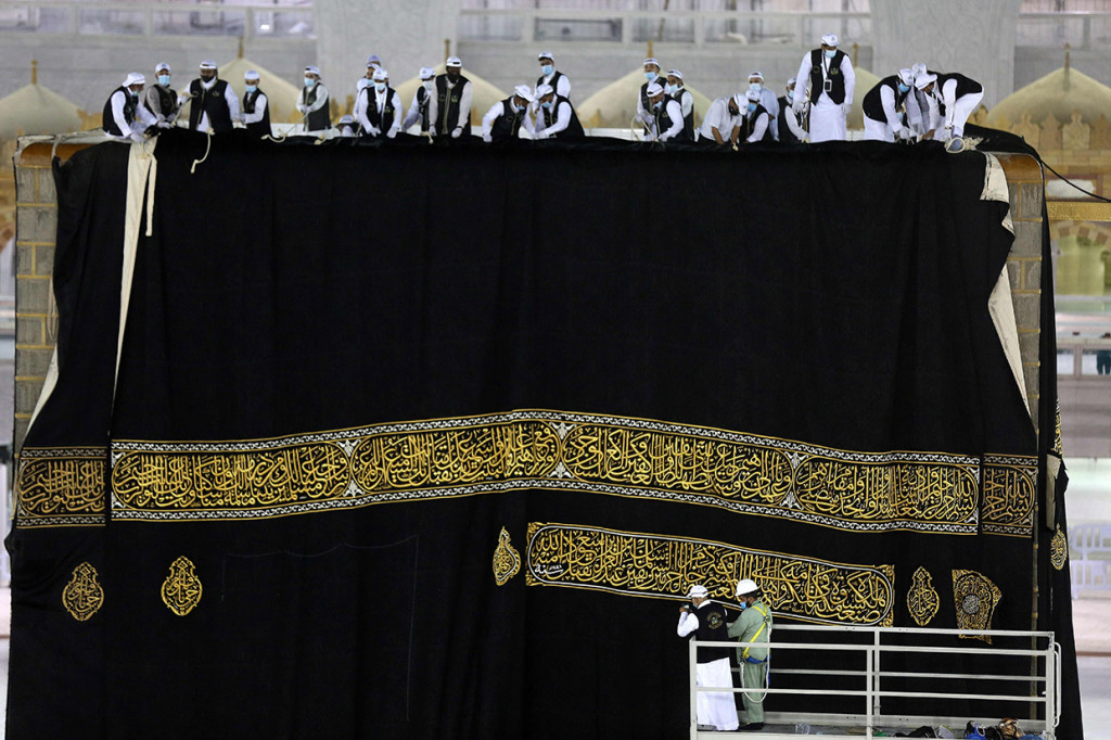 Sejak saat itu, kiswah untuk Ka'bah diganti setiap tahun pada musim haji 9 Zulhijah dan menjadi sebuah tradisi yang harus selalu dijalankan.