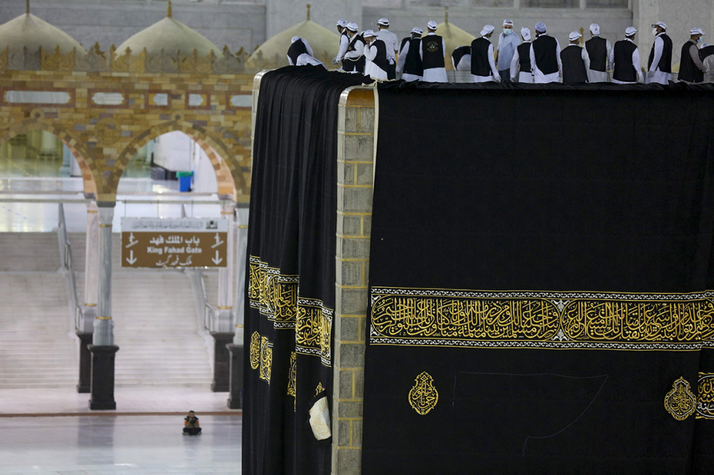 Kiswah terbuat dari kain sutra hitam dan benang emas dan disulam dengan ayat-ayat Alquran. Untuk membuat sebuah kiswah dibutuhkan 670 kg atau sekitar 600 meter persegi kain sutera yang terdiri atas 47 potong kain, masing-masing potongan tersebut berukuran panjang 14 meter dan lebar 95 centimeter.