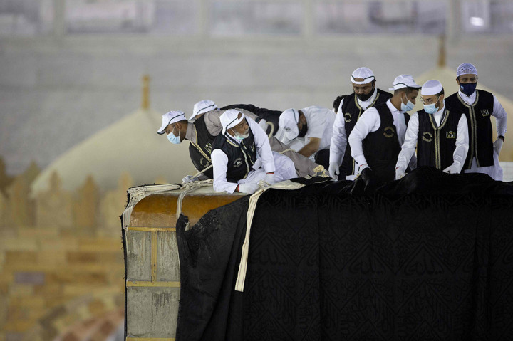 Untuk pembuatan kiswah ukurannya disesuaikan untuk menutupi bidang kubus Ka'bah pada keempat sisinya. Sementara untuk hiasan berupa pintalan emas diperlukan 120 kg emas dan beberapa puluh kg perak. 