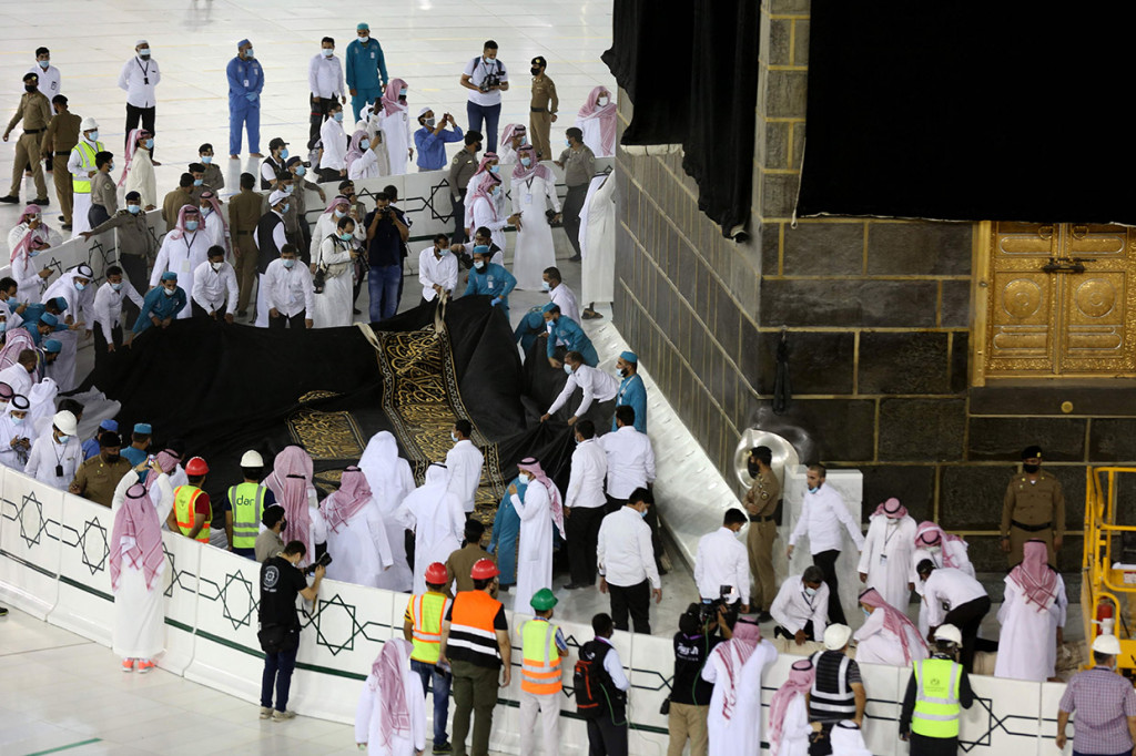 Sejak 1931, kiswah diproduksi di sebuah pabrik yang di pinggir Kota Mekkah. Dalam pabrik tersebut, pembuatan kiswah dilakukan secara modern, menggunakan mesin tenun canggih. Sekitar  220 pekerja dilibatkan. Mereka itu mengerjakannya dari mulai  pencelupan warna, riset kajian di laboratorium, percetakan, penyulaman, dan penjahitan.