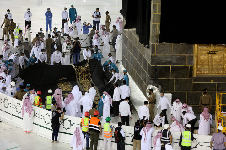 Sejak 1931, kiswah diproduksi di sebuah pabrik yang di pinggir Kota Mekkah. Dalam pabrik tersebut, pembuatan kiswah dilakukan secara modern, menggunakan mesin tenun canggih. Sekitar  220 pekerja dilibatkan. Mereka itu mengerjakannya dari mulai  pencelupan warna, riset kajian di laboratorium, percetakan, penyulaman, dan penjahitan.