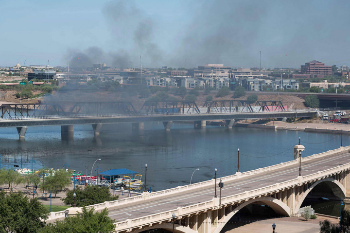 Kecelakaan yang terjadi di Jembatan Tempe Town Lake di Tempe, dekat Phoenix tersebut terjadi sekitar pukul 06:15, yang memicu kebakaran hebat dan terlihat berkilo-kilometer. Ratusan petugas pemadam kebakaran, polisi, dan paramedis dikerahkan langsung ke lokasi kejadian.