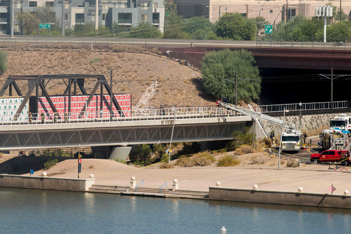 McMahan mengatakan, dua dari tiga gerbong tangki jatuh taman kosong di bawah jembatan. Dua tangki berisi cyclohexanone sementara yang ketiga berisi bahan karet. 