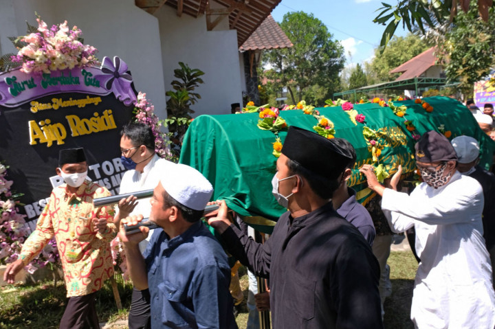 Sejumlah warga memikul keranda jenazah sastrawan Ajip Rosidi saat prosesi pemakaman di rumah duka Desa Pabelan, Mungkid, Magelang, Jawa Tengah, Kamis, 30 Juli 2020. Ajip Rosidi meninggal pada usia 82 tahun di RSUD Tidar Kota Magelang karena sakit dan dimakamkan di makam keluarga yang berada di sekitar rumahnya di Desa Pabelan. ANTARA Foto/Anis Efizudin