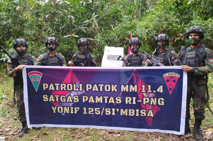 Sebagai Satuan Tugas Pengamanan Perbatasan (Satgas Pamtas) yang memiliki tugas pokok menjaga kedaulatan Negara Kesatuan Republik Indonesia (NKRI) dan keamanan di wilayah perbatasan RI-PNG, Prajurit TNI Satgas Pamtas Yonif 125/Simbisa melaksanakan Patroli Patok.
