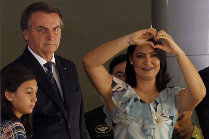 Sebelumnya pada Kamis, Menteri Teknologi Brasil Marcos Pontes mengungkapkan bahwa hasil tes koronanya kembali positif. Ia menjadi menteri kelima di pemerintahan Bolsonaro yang didiagnosis mengidap penyakit tersebut.