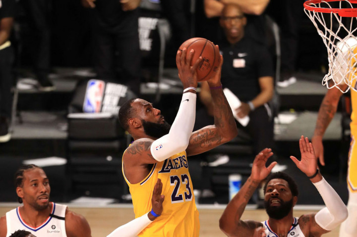 LeBron James mengukir poin penentu kemenangan saat waktu menyisakan 12,8 detik, saat Los Angeles Lakers meraih kemenangan 103-101 atas Los Angeles Clippers, Jumat, 31 Juli 2020 WIB.
