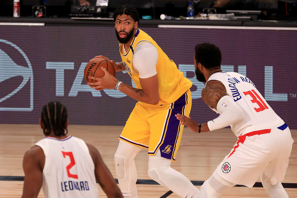 Anthony Davis mengemas 34 poin dan delapan rebound untuk Lakers, sementara James menyelesaikan pertandingan dengan catatan 16 poin, 11 rebound, dan tujuh assist. Pada pertandingan itu, James hanya memasukkan enam dari 19 tembakannya.