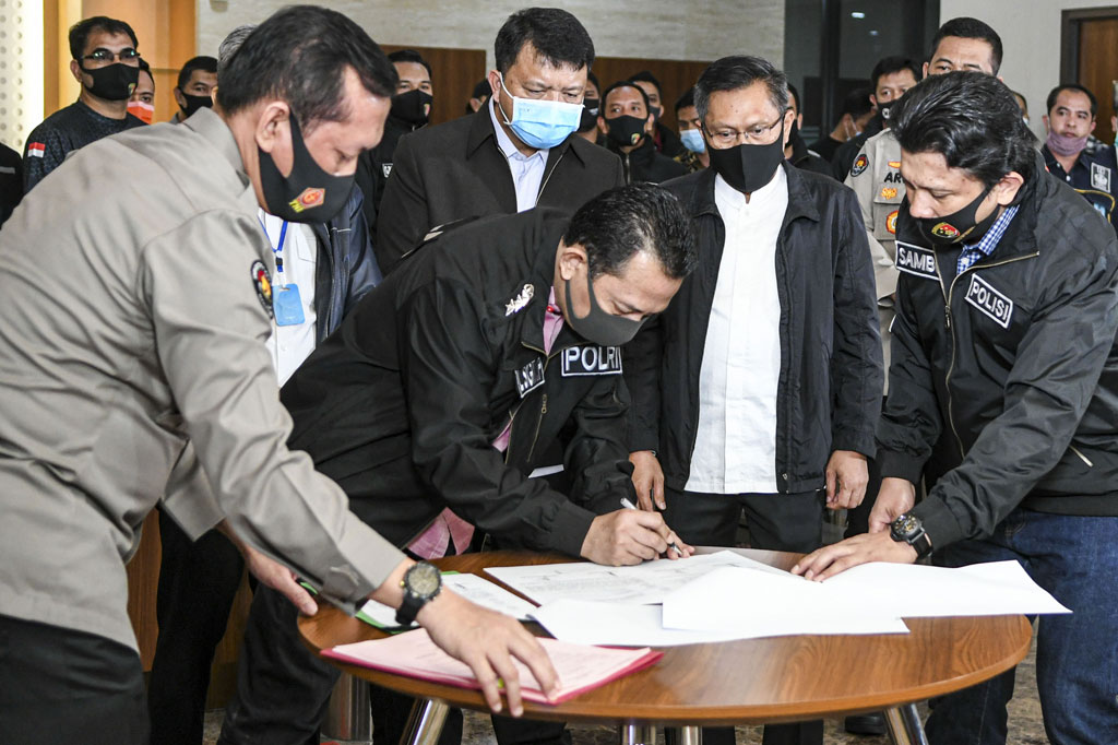 Dalam agenda tersebut hadir Kabareskrim dan Kepala Kejaksaan Tinggi Jakarta beserta Kepala Rutan Salemba.

Sejumlah pimpinan lembaga tersebut menandatangani surat berita acara serah terima. Agenda disusul penandatanganan berita acara pemeriksaan (BAP) dari Polri ke Kejaksaan dan Kepala Rutan.