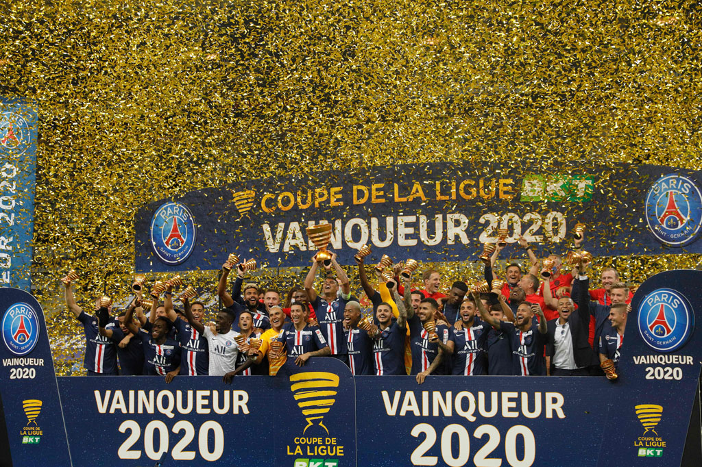 Para pemain Paris Saint Germain meluapkan kegembiraan sambil mengangkat trofi Piala Liga Prancis yang baru saja mereka raih, Sabtu, 1 Agustu 2020 dini hari WIB.