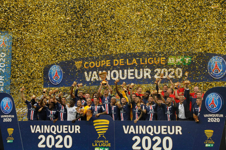 Para pemain Paris Saint Germain meluapkan kegembiraan sambil mengangkat trofi Piala Liga Prancis yang baru saja mereka raih, Sabtu, 1 Agustu 2020 dini hari WIB.