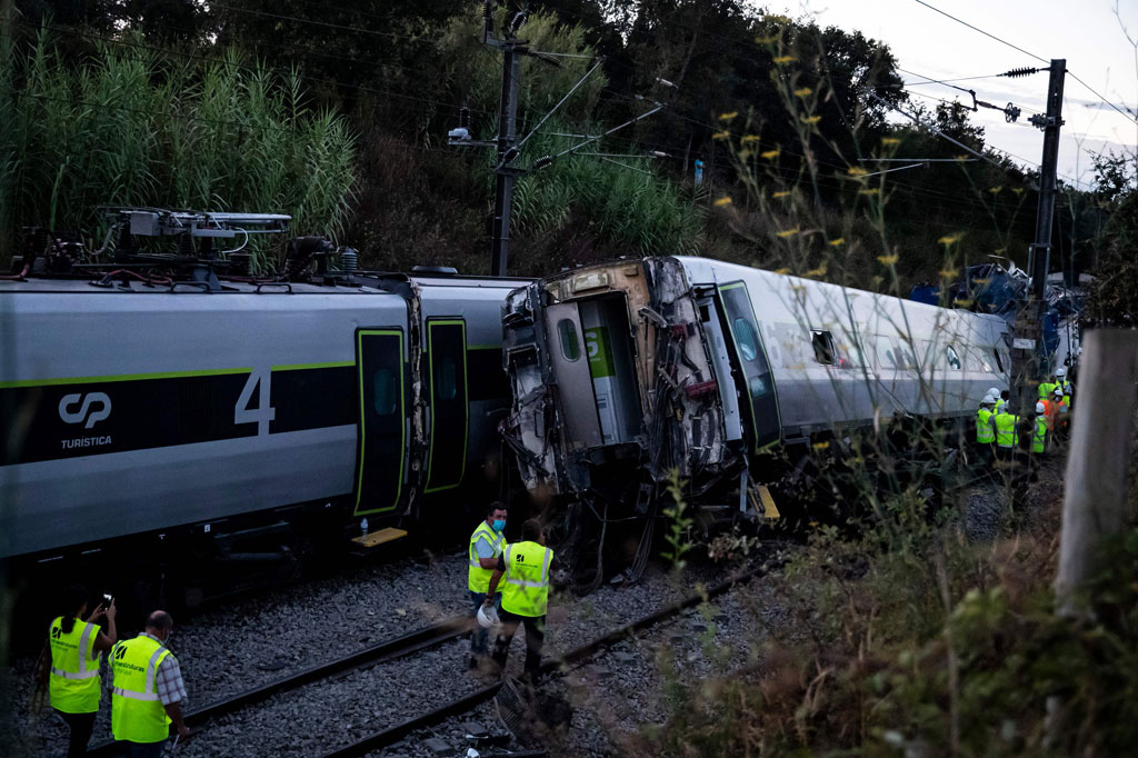 Kereta penumpang dengan rute dari Ibu Kota Lisbon ke kota utara  Braga itu membawa sekitar 280 penumpang saat kecelakaan di dekat Kota Soure sekitar pukul 15:30 waktu setempat (1430 GMT).