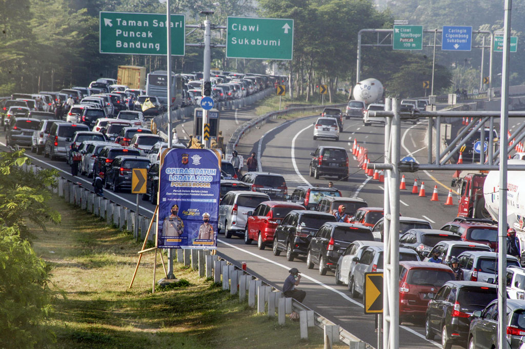 Tingginya volume kendaraan menuju kawasan wisata Puncak Bogor pada liburan Hari Raya Iduladha membuat penumpukan dan kepadatan di kawasan tersebut.