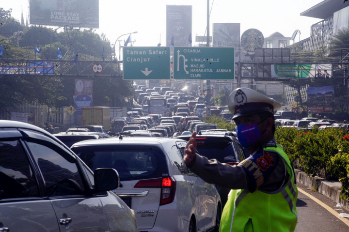 Polisi mengatur arus kendaraan menuju jalur wisata Puncak, Gadog, Kabupaten Bogor, Jawa Barat, Sabtu, 1 Agustus 2020.