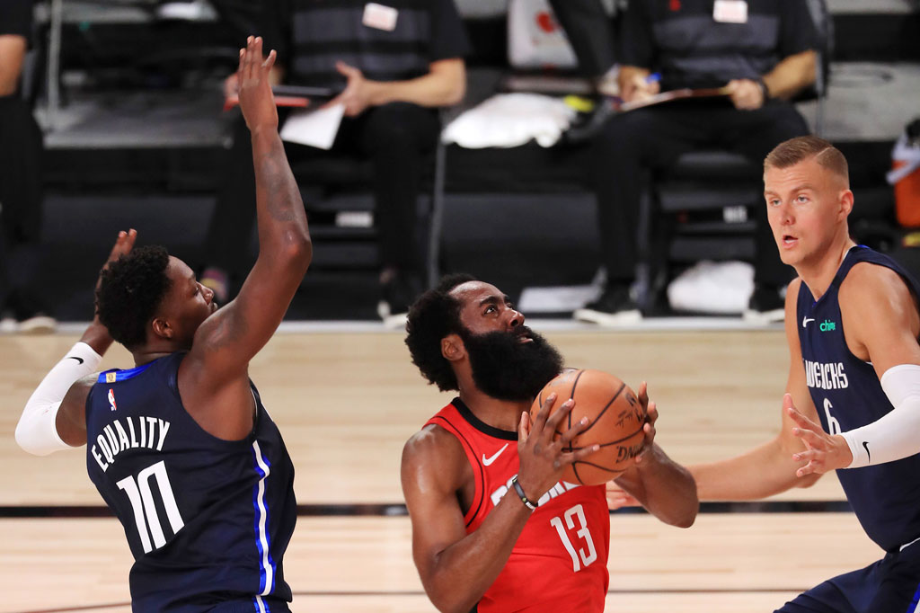 James Harden mengukir 49 poin dan Russell Westbrook menambah 31 poin serta 11 rebound, untuk mengantarkan Houston Rockets mengalahkan Dallas Mavericks 153-149 melalui overtime, Sabtu, 1 Agustus 2020 WIB.