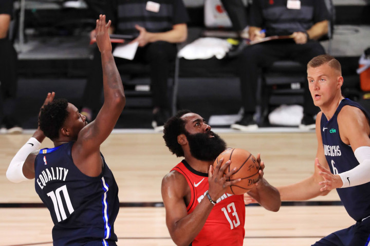 James Harden mengukir 49 poin dan Russell Westbrook menambah 31 poin serta 11 rebound, untuk mengantarkan Houston Rockets mengalahkan Dallas Mavericks 153-149 melalui overtime, Sabtu, 1 Agustus 2020 WIB.