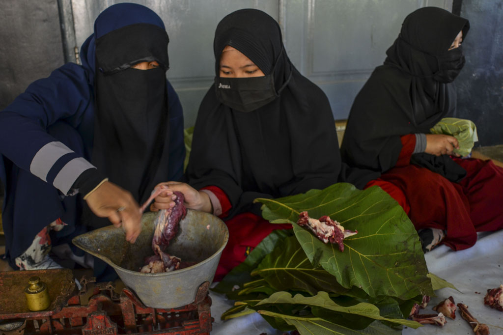 Bagi Bagi Daging Kurban Tanpa Kantong Plastik