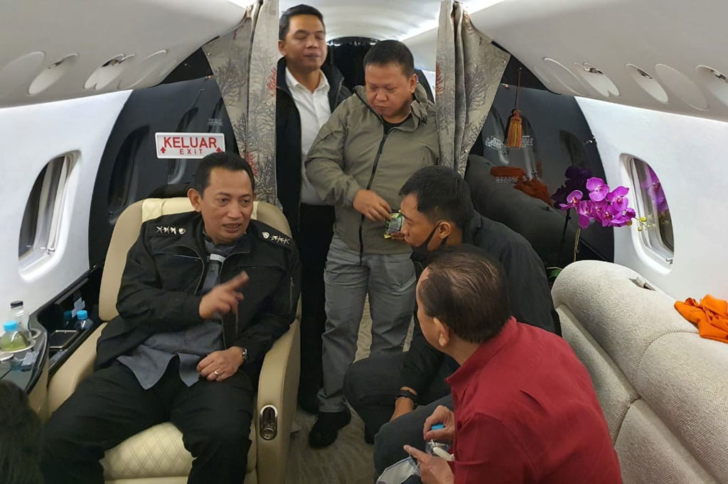 Dalam foto memperlihatkan Djoko Tjandra mengenakan kemeja berwarna merah marun dan celana pendek warna biru. Dia diinterogasi Komjen Listyo Sigit Prabowo yang duduk bersebelahan. Di sebelah kanan Djoko Tjandra nampak Direktur Tindak Pidana Umum Bareskrim Polri Brigjen Ferdy Sambo.